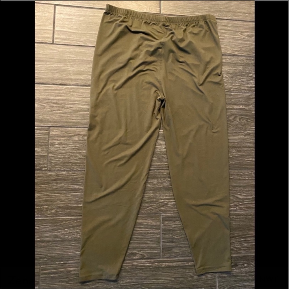 Zenana Outfitters Everyday Buttery Soft Leggings Plus in Dark Olive